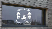 Welkom Sint &amp; Piet sticker Sinterklaas op paard | Rosami Decoratiestickers 1