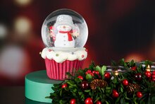 Dekoratief | Waterbol cupcake m/sneeuwman, rood, resina/glas, 10x10x15cm | A245637